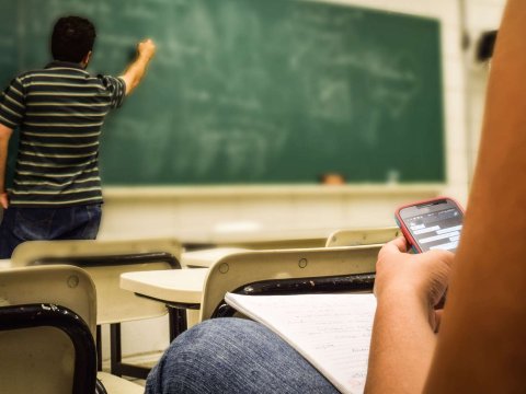 Dərs zamanı canlı yayım açan tələbə cəzalandırılır?