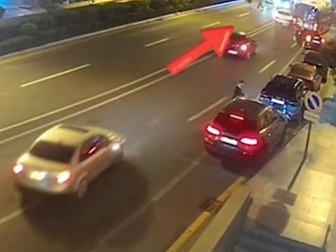 Yolu qaçaraq keçmək istədi, maşın vurdu - VİDEO