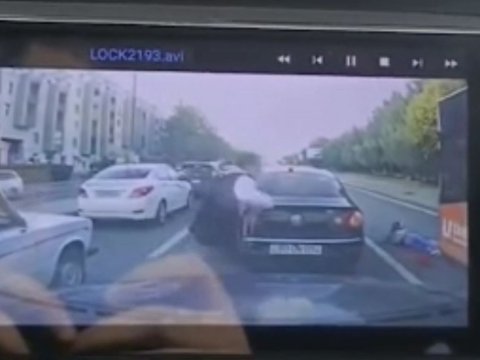 Bakıda avtobus azyaşlını vurdu - VİDEO