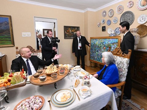 Prezident Aytmatovun ailəsi ilə çay süfrəsi arxasında&nbsp;- FOTOLAR