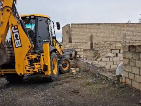 Gəncədə qanunsuz tikilini söküldü