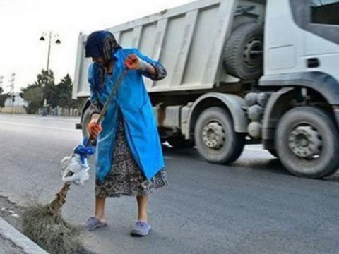 Süpürgəçini maşın vurub öldürdü