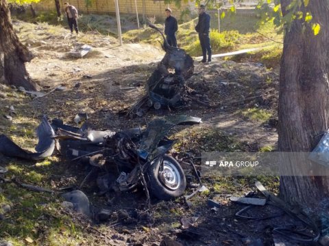 Maşın ağaca çırpıldı: parça-parça oldu