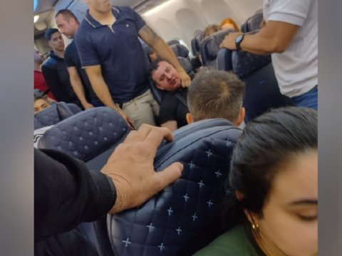 Sərnişin təyyarənin qapısını açmaq istədi: həyəcanlı anlar - VİDEO