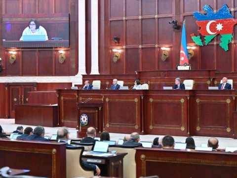 Deputatlar Prezident və xanımını TƏBRİK ETDİLƏR