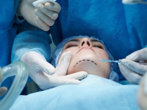 Azərbaycanda məşhur plastik cərrah ifşa edildi:&nbsp;sertifikatı YOX İMİŞ