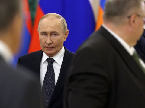 Putin Bakıya özü gəlmir, onu GÖNDƏRİR