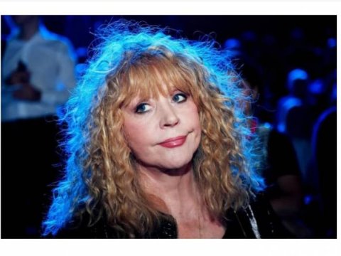 Alla Puqaçova qızıl və brilyantlarını satır