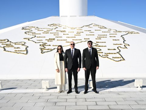 İlham Əliyev&nbsp;xanımı ilə Azərbaycan Bayrağını dalğalandırdı