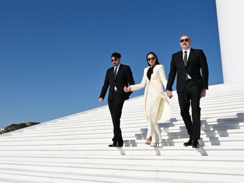 Prezident və ailə üzvləri Bayraq Meydanında - FOTOLAR