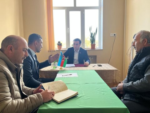 Deputat sakinlərin problemlərini dinlədi