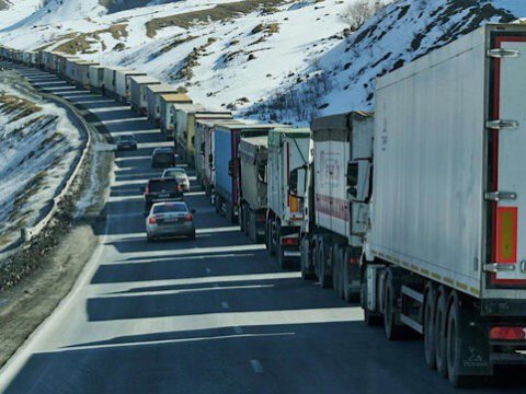 Ermənilərin 600 yük maşını Rusiya-Gürcüstan sərhədində qalıb