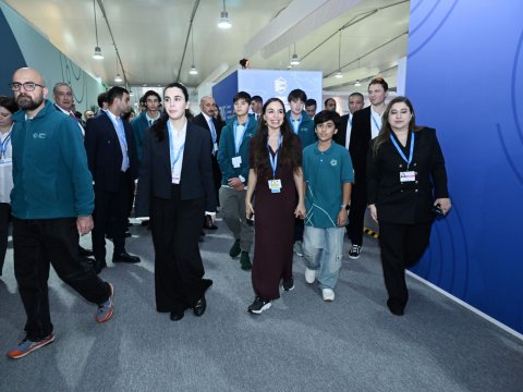 Leyla və Arzu Əliyevalar sərgidə - FOTOLAR