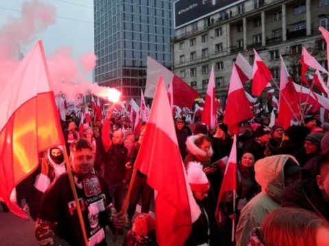 Varşavada minlərlə insan küçəyə axışdı - VİDEO