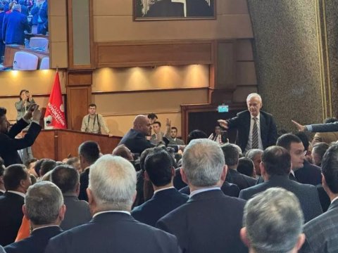 Bələdiyyə iclasında dava düşdü: su butulkaları atıldı