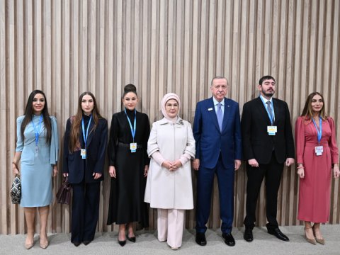 Ərdoğan və xanımı Prezidentin ailə üzvləri ilə bir arada - FOTO