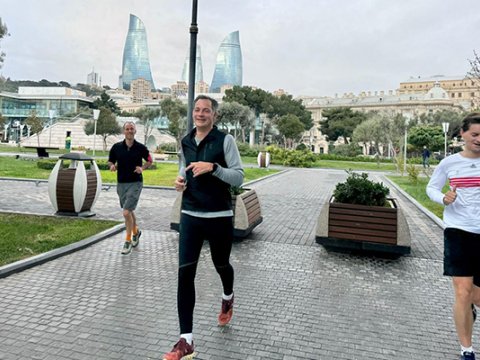 Belçikanın baş naziri bulvarda qaçdı - FOTO