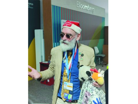 Bakıda Şaxta Baba kimi gəzən ekofəal: Mən Santa Klaus deyiləm, sadəcə...