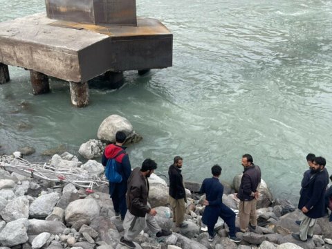 Pakistanda toy avtobusu çaya düşdü: 22 nəfər öldü - VİDEO