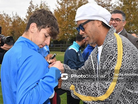 Ronaldinyo Bakıda yeniyetmə futbolçularla bir arada - VİDEO