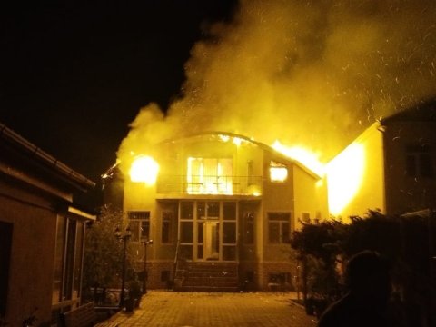 Azərbaycanda tanınmış naşirin kitablarla dolu evi külə döndü - FOTO+VİDEO