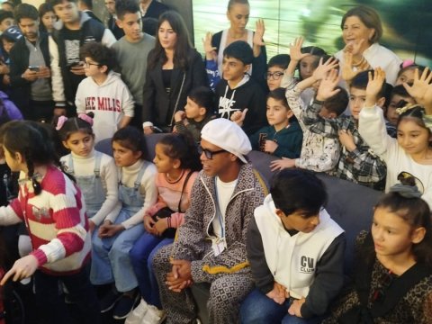 Ronaldinyo Bakıda kimsəsiz uşaqlarla bir arada - FOTO