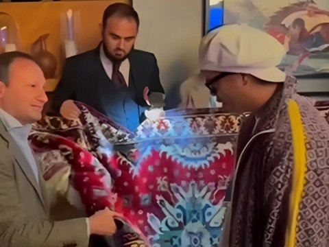 Ronaldinyoya Qarabağ xalçası hədiyyə edildi - VİDEO