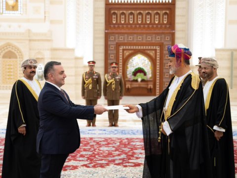 Yeni səfir etimadnaməsini sultana təqdim etdi