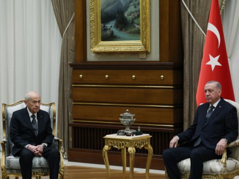 Bağlı qapılar arxasında 1 saat danışdılar