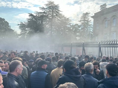 Abxaziyada etirazlar: Separatçıların binalarına hücum edildi&nbsp;- VİDEO