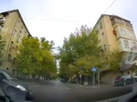 Bakıda "Prius" qəzaya səbəb oldu - Anbaan GÖRÜNTÜLƏR