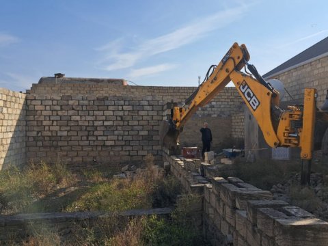 Gəncədə yarımtikili ev söküldü - FOTO