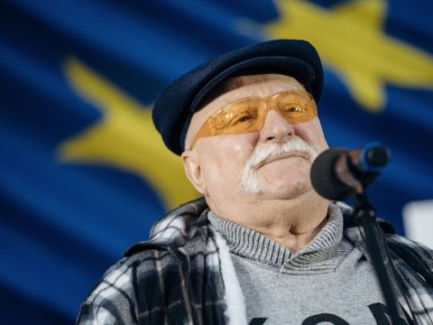 Əfsanəvi siyasətçi xəstəxanaya yerləşdirildi - FOTO