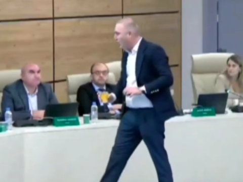 Seçki komissiyasının sədrinə boya atıldı - Anbaan GÖRÜNTÜLƏR