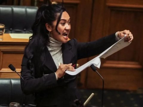 Dünyanın marağına səbəb olan deputatın cəmi 22 yaşı var imiş - VİDEO