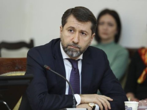 Ermənistanda daha bir səs-küylü İSTEFA