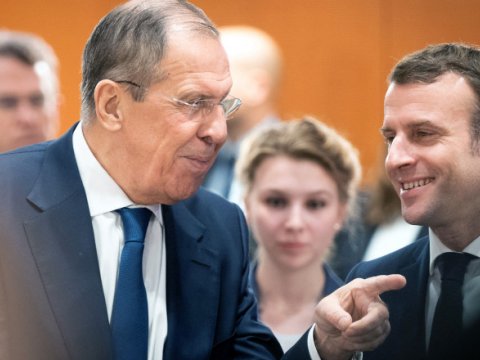 Makron Lavrovla əl sıxışdı - VİDEO