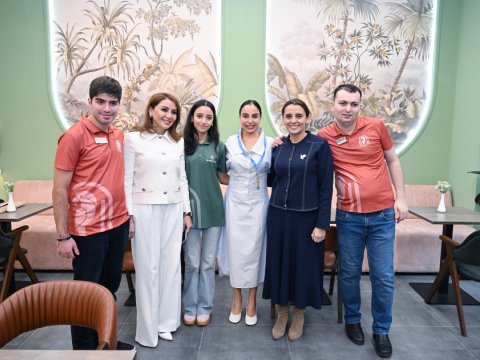 Leyla Əliyeva Bakıda əlilliyi olan gənclərin çalışdığı kafeni ziyarət edib