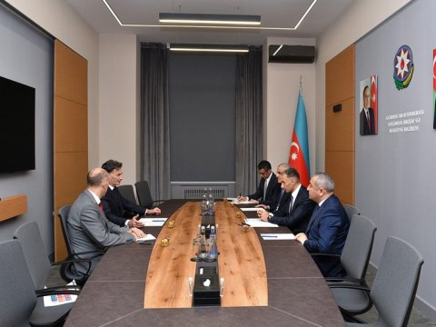 Azərbaycan və Beynəlxalq Avtomobil Nəqliyyatı İttifaqı Orta Dəhlizin inkişafını müzakirə etdi