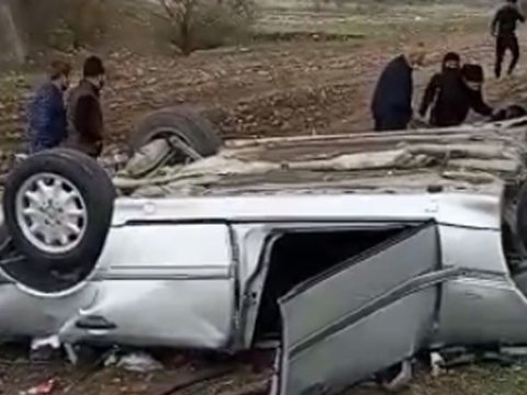 Şəkidə maşın aşdı - Ölən var