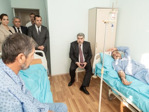 İcra başçısı şəhid valideynlərini xəstəxanada ziyarət edib - FOTO