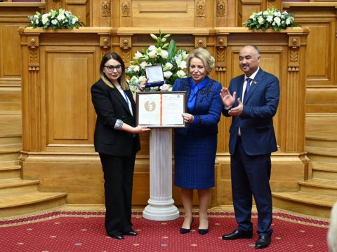 Mehriban Ələkbərzadəyə mükafat verildi -&nbsp;FOTO