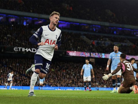 "Tottenhem" çempionu darmadağın etdi