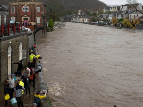 Britaniyada&nbsp;fırtına: fövqəladə vəziyyət elan edildi
