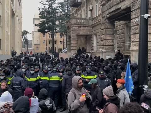 Tbilisidə gərginlik: Polis küçələri bağladı - VİDEO