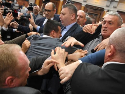 Büdcə müzakirəsində deputatlar yumruq davasına çıxdılar - VİDEO