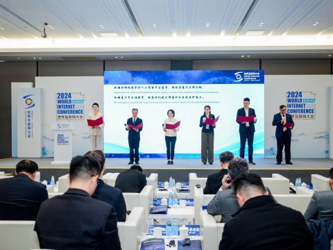 Çində azərbaycanlı gəncə mükafat verildi - FOTO