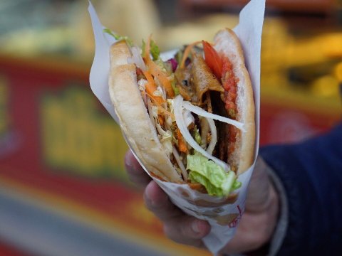 3 nəfərin zəhərləndiyi dönərxana BAĞLANDI - YENİLƏNİB