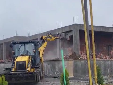 Qubada qanunsuz tikili söküldü - VİDEO