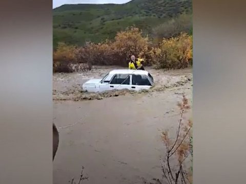 Seldə batan maşında qalan şəxs xilas edildi&nbsp;-&nbsp;VİDEO